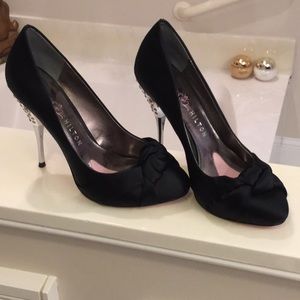 SOLD Paris Hilton Pumps